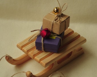 Houten miniatuurslee: handgemaakt kersthuisdecor, poppenhuisaccessoire