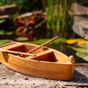 Bateau à rames pour poupée en bois personnalisé - Jouet miniature fait main avec rames