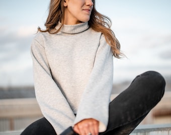 Women's minimalist fleece sweatshirt with mock neck