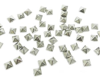 15 pcs Pyramidal metal studs, silver finish.