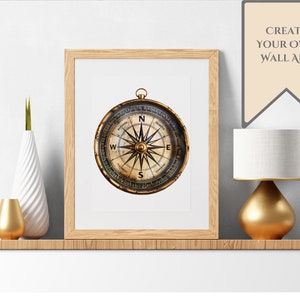 Peut inclure: Une impression encadr&eacute;e d'une boussole vintage avec un design or et noir. La boussole est sur un fond blanc. L'impression est expos&eacute;e sur une &eacute;tag&egrave;re avec un vase dor&eacute; et un bougeoir dor&eacute;.
