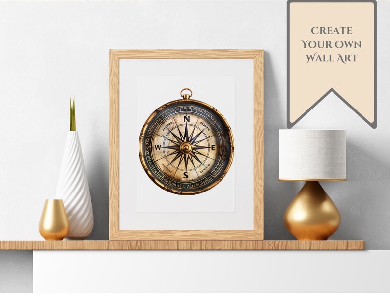 Peut inclure: Une impression encadr&eacute;e d'une boussole vintage avec un design or et noir. La boussole est sur un fond blanc. L'impression est expos&eacute;e sur une &eacute;tag&egrave;re avec un vase dor&eacute; et un bougeoir dor&eacute;.