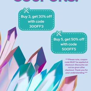 Peut inclure: Un graphique avec un fond bleu et des formes de cristaux color&eacute;s. Le graphique comporte deux coupons avec des bordures roses et turquoise. Le premier coupon dit "Achetez 3, obtenez 30% de r&eacute;duction avec le code 300FF3". Le deuxi&egrave;me coupon dit "Achetez 5, obtenez 50% de r&eacute;duction avec le code 500FF5". Le graphique comprend &eacute;galement le texte "***Veuillez noter que le code promo DOIT &ecirc;tre appliqu&eacute; au moment du paiement. Les r&eacute;ductions ne peuvent pas &ecirc;tre accord&eacute;es apr&egrave;s le paiement. Merci de votre compr&eacute;hension.***"