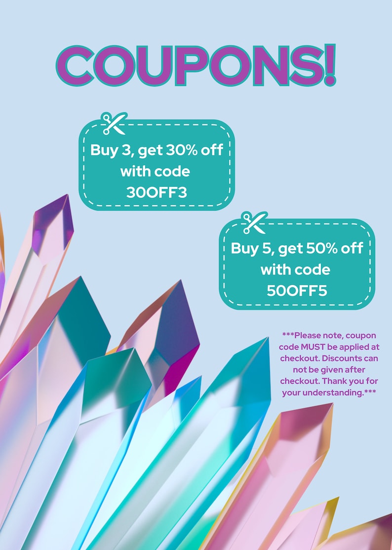 Peut inclure: Un graphique avec un fond bleu et des formes de cristaux color&eacute;s. Le graphique comporte deux coupons avec des bordures roses et turquoise. Le premier coupon dit "Achetez 3, obtenez 30% de r&eacute;duction avec le code 300FF3". Le deuxi&egrave;me coupon dit "Achetez 5, obtenez 50% de r&eacute;duction avec le code 500FF5". Le graphique comprend &eacute;galement le texte "***Veuillez noter que le code promo DOIT &ecirc;tre appliqu&eacute; au moment du paiement. Les r&eacute;ductions ne peuvent pas &ecirc;tre accord&eacute;es apr&egrave;s le paiement. Merci de votre compr&eacute;hension.***"