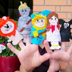 Wizard of Oz characters. Felt finger puppets. Set of 5 felt toys. Emerald city puppet theatre. Storytelling for kids