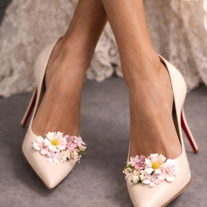 Presilhas florais para sapatos de noiva de salto alto, acessório estilo cottagecore, flores silvestres do campo, acessórios florais para sapatos de casamento, sapatos de noiva boho de luxo imagem 2