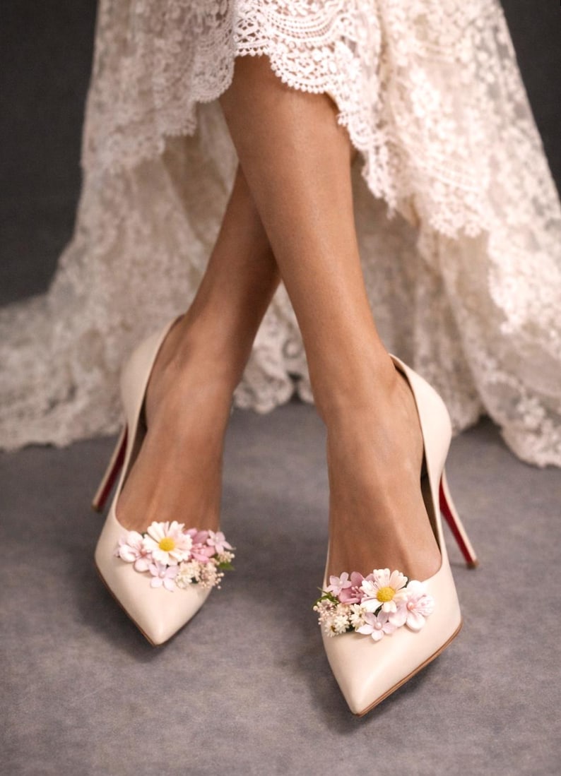 Presilhas florais para sapatos de noiva de salto alto, acessório estilo cottagecore, flores silvestres do campo, acessórios florais para sapatos de casamento, sapatos de noiva boho de luxo imagem 2
