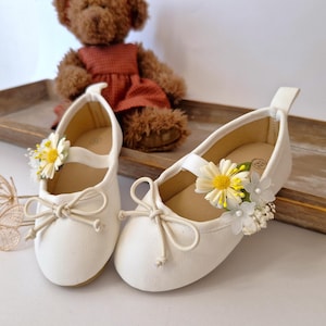 Daisy baby shoe clips, Floral clips for baby shoes, Baby girl daisy shoes, Baby shower gifts, Baby shoe accessories girl, Dried Babys breath