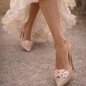 Presilhas florais para sapatos de noiva de salto alto, acessório estilo cottagecore, flores silvestres do campo, acessórios florais para sapatos de casamento, sapatos de noiva boho de luxo imagem 6
