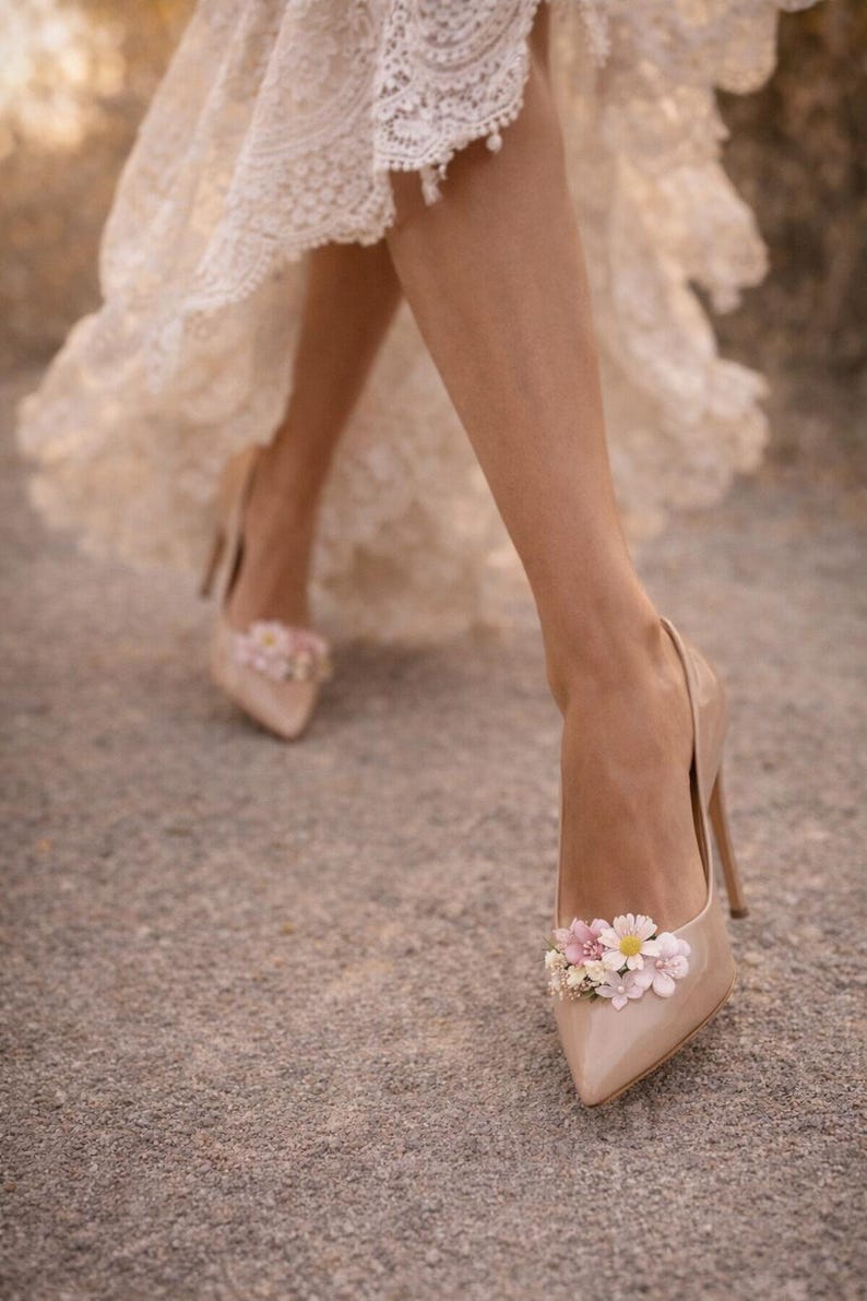 Presilhas florais para sapatos de noiva de salto alto, acessório estilo cottagecore, flores silvestres do campo, acessórios florais para sapatos de casamento, sapatos de noiva boho de luxo imagem 6