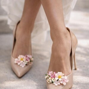 Presilhas florais para sapatos de noiva de salto alto, acessório estilo cottagecore, flores silvestres do campo, acessórios florais para sapatos de casamento, sapatos de noiva boho de luxo imagem 5