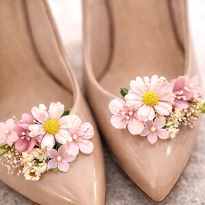 Presilhas florais para sapatos de noiva de salto alto, acessório estilo cottagecore, flores silvestres do campo, acessórios florais para sapatos de casamento, sapatos de noiva boho de luxo imagem 1