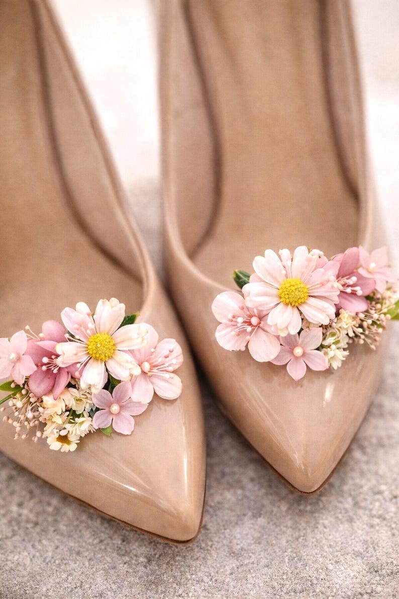 Presilhas florais para sapatos de noiva de salto alto, acessório estilo cottagecore, flores silvestres do campo, acessórios florais para sapatos de casamento, sapatos de noiva boho de luxo imagem 1
