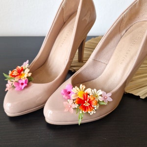 Pinzas para zapatos con flores rosas y naranjas: accesorios de novia bohemios para bodas