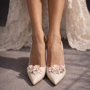 Presilhas florais para sapatos de noiva de salto alto, acessório estilo cottagecore, flores silvestres do campo, acessórios florais para sapatos de casamento, sapatos de noiva boho de luxo imagem 7
