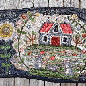 Pode incluir: Um tapete feito à mão com gancho que representa uma casa de fazenda cinza com telhado vermelho no centro. A casa de fazenda é cercada por uma coroa de flores e videiras com as palavras "Fé", "Esperança", "Amor" e "Sinceridade" escritas ao redor da coroa. Há três ratos cinzentos em primeiro plano.