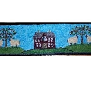 Op de afbeelding: Een naaldvilt tapijt met een rood huis, twee bomen en vier witte schapen. Het huis heeft een blauw dak en witte ramen. De bomen zijn groen en hebben bruine stammen. De schapen zijn wit en hebben zwarte ogen en neuzen.