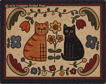 Pode incluir: Um tapete retangular de gancho com um gato malhado laranja e um gato preto sentados lado a lado. O design inclui girassóis amarelos, flores azuis, tulipas vermelhas e folhagem verde sobre um fundo bege. Texto Wild Cranberry Hooked Rugs.
