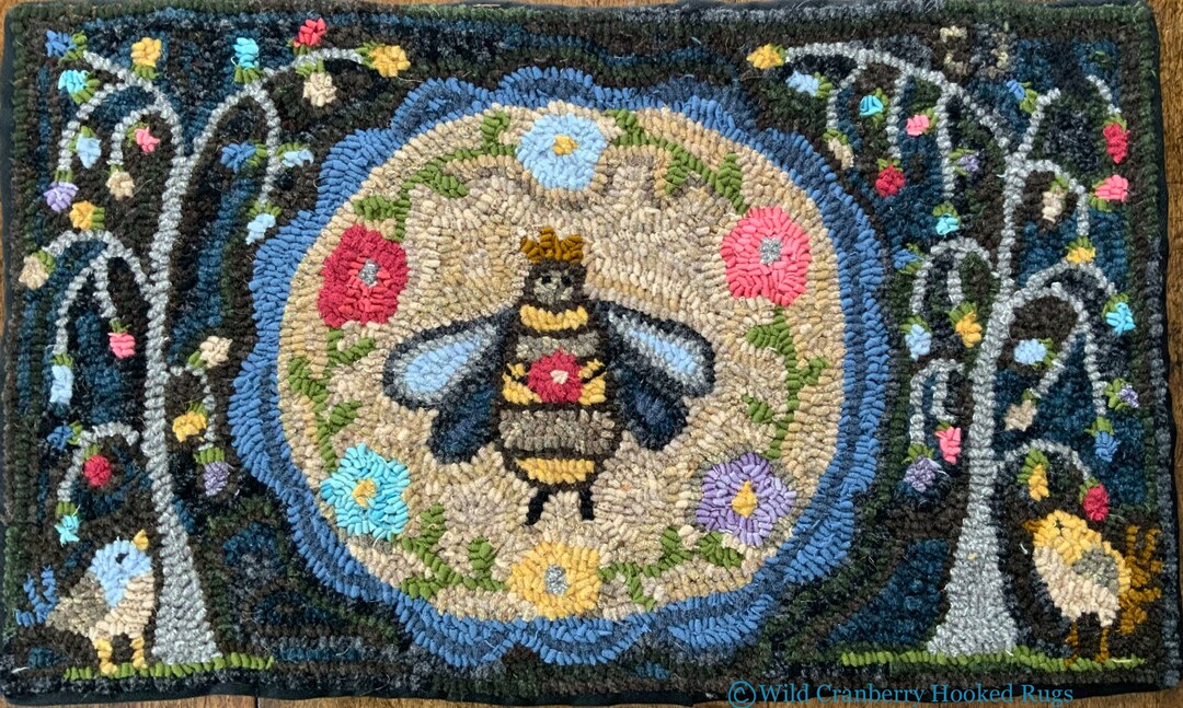 Primitive Hooked Rug Hooking Pattern Queen Bee Floral Flowers (not the ...