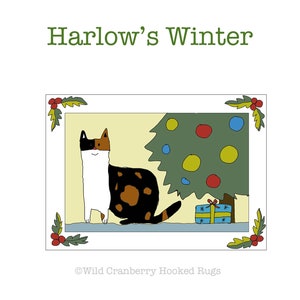 Peut inclure: Un chat calico est assis devant un sapin de Noël vert avec des décorations colorées. Le chat est blanc avec des taches brunes et noires. Un cadeau emballé bleu et blanc se trouve sous l'arbre. L'image est intitulée "Harlow's Winter" et est protégée par les droits d'auteur de Wild Cranberry Hooked Rugs.