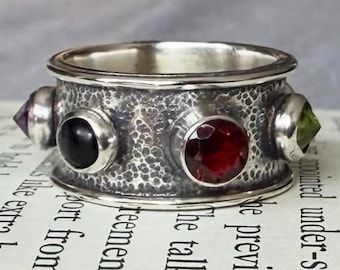 Anillo de plata de ley con varias piedras. Talla 7. Anillo con amatista, ónix, granate, peridoto y aguamarina.