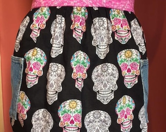 Delantal de bolsillo de jean reciclado con calavera de azúcar