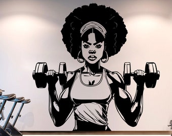 Può includere: Silhouette in bianco e nero di una donna che solleva pesi in un ambiente da palestra. La donna ha un'acconciatura afro e indossa una canotta. L'immagine è un adesivo da parete.