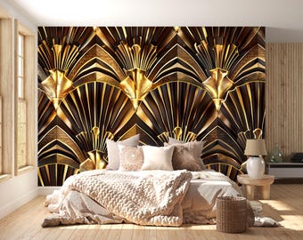 Könnte beinhalten: Schlafzimmer mit einer großen, verzierten Wandmalerei mit einem sich wiederholenden Art-Deco-Fächerdesign in Gold und Dunkelbraun. Das Bett hat eine beige Bettdecke und Kissen. Ein kleiner Holztisch trägt eine Lampe.