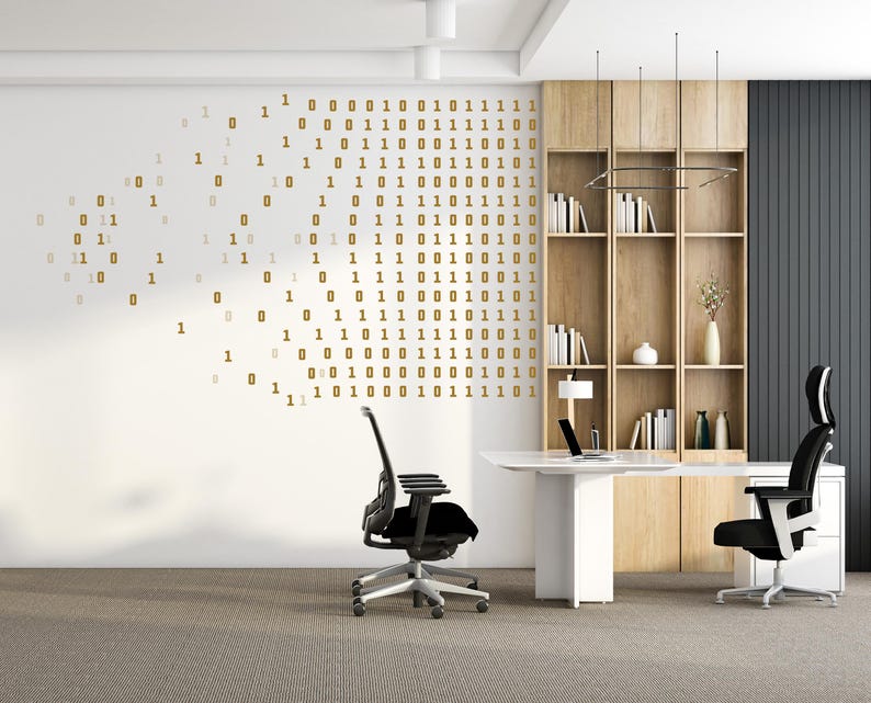 Puede incluir: Oficina moderna con escritorio blanco, sillas negras y estanter&iacute;a de madera. La pared presenta un dise&ntilde;o de c&oacute;digo binario dorado. Un port&aacute;til est&aacute; sobre el escritorio, sugiriendo un espacio de trabajo.