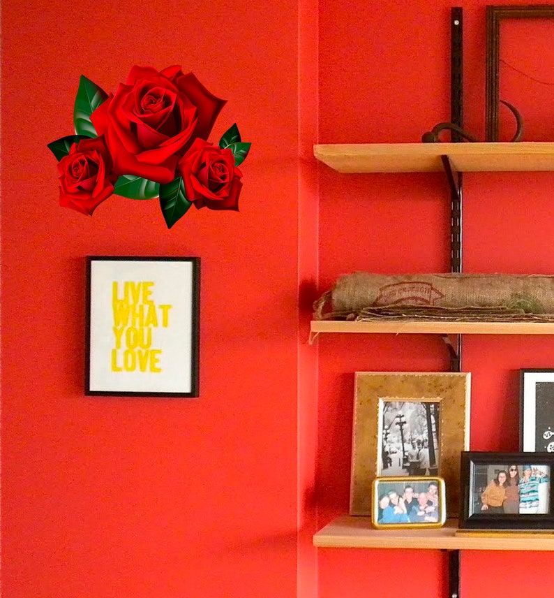 Puede incluir: Una pared roja con una impresi&oacute;n enmarcada que dice "Live What You Love" y una pegatina de rosa roja en la pared. Hay estantes de madera con un saco de arpillera en el estante superior y fotos enmarcadas en el estante inferior.