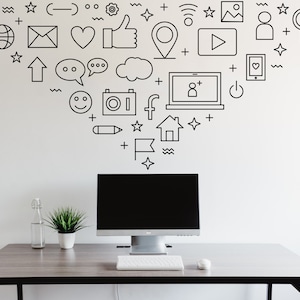 Peut inclure: Un bureau blanc avec un ordinateur, un clavier, une souris, une bouteille d'eau et une plante en pot. Le mur derrière le bureau a une forme de cœur faite d'icônes de médias sociaux noirs et blancs.
