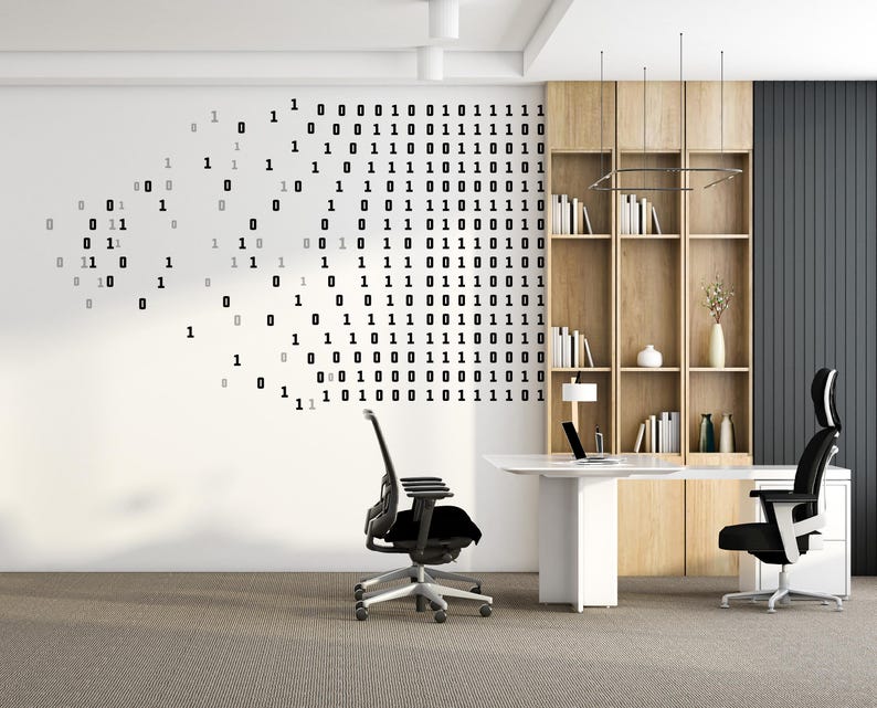 Puede incluir: Oficina moderna con escritorio blanco, sillas negras y estanter&iacute;a de madera. Una pared presenta un dise&ntilde;o de c&oacute;digo binario en blanco y negro. La habitaci&oacute;n tiene una alfombra neutra y est&aacute; bien iluminada.