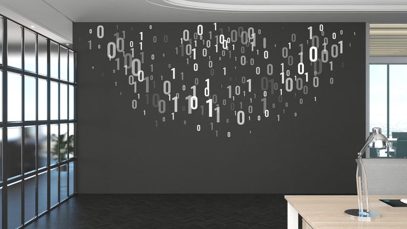 Może przedstawiać: Szara, ciemna ściana z wzorem białych zer i jedynek, przypominającym kod binarny. Ściana znajduje się w biurze z oknem i biurkiem na pierwszym planie.
