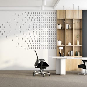 Puede incluir: Interior de oficina moderno con escritorio blanco, sillas negras y estanter&iacute;as de madera. Una pared presenta un dise&ntilde;o de c&oacute;digo binario. La habitaci&oacute;n tiene una paleta de colores neutros y suelo alfombrado.