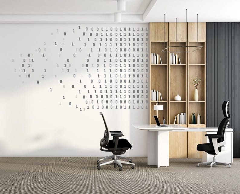 Puede incluir: Interior de oficina moderno con escritorio blanco, sillas negras y estanter&iacute;as de madera. Una pared presenta un dise&ntilde;o de c&oacute;digo binario. La habitaci&oacute;n tiene una paleta de colores neutros y suelo alfombrado.