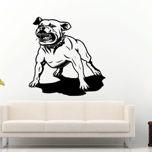 Op de afbeelding: Zwart-witte illustratie van een grommende pitbull met een geprikte halsband. De hond staat op zijn achterpoten met zijn voorpoten omhoog.