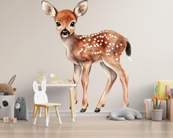 以下が含まれることがあります： 茶色の毛皮と白い斑点のある子鹿の水彩イラスト。小さなテーブル、椅子、ぬいぐるみのあるシーンです。魅力的な子供部屋の装飾。