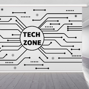 Könnte beinhalten: Eine weiße Wand mit einem schwarzen Leiterplattendesign und den Worten "TECH ZONE" in einem zentralen Kreis. Das Design zeigt Linien, Punkte und Quadrate und erzeugt eine Technik-Ästhetik. Der Raum hat einen Holzboden.