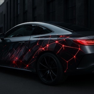 Puede incluir: Un coupé negro elegante con un diseño único. El coche presenta una red de líneas rojas brillantes en su lateral, creando un efecto visual llamativo. El coche está estacionado en una calle oscura.