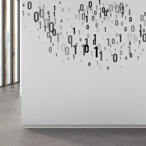 Może przedstawiać: Biała ściana z wzorem czarnych i szarych zer i jedynek, przypominającym kod binarny. Ściana znajduje się w pokoju z dużym oknem.