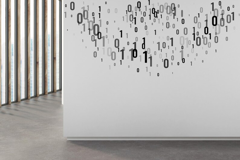 Może przedstawiać: Biała ściana z wzorem czarnych i szarych zer i jedynek, przypominającym kod binarny. Ściana znajduje się w pokoju z dużym oknem.