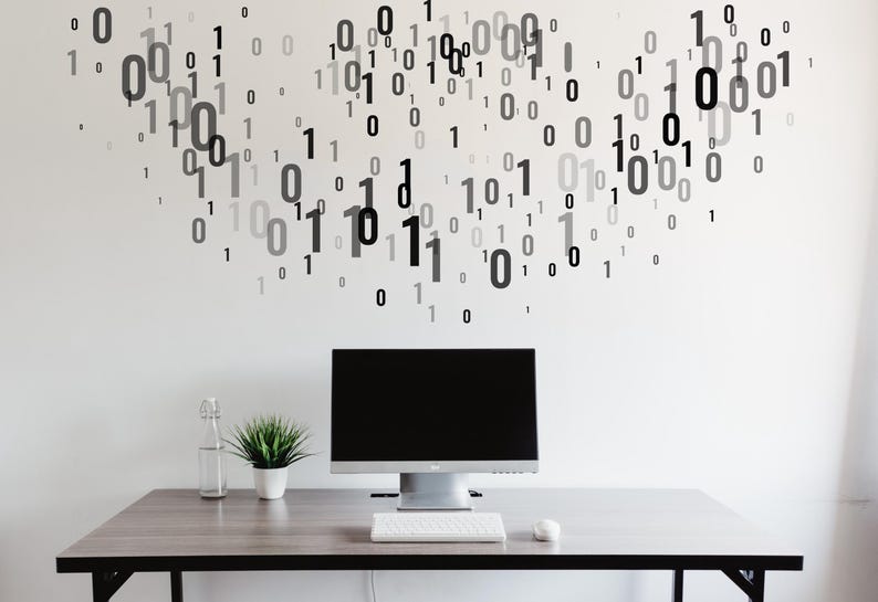 Może przedstawiać: Czarny monitor komputerowy z białą klawiaturą i białą myszką na szarym drewnianym biurku. Ściana za biurkiem jest biała z wzorem czarnych i szarych cyfr.