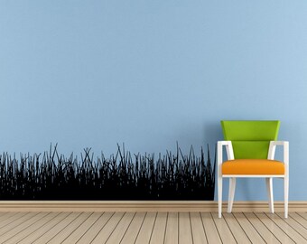 Può includere: Una silhouette nera di erba è su una parete blu chiaro. Una sedia arancione e verde brillante con gambe bianche è di fronte al muro. La sedia è in una stanza con un pavimento in legno.