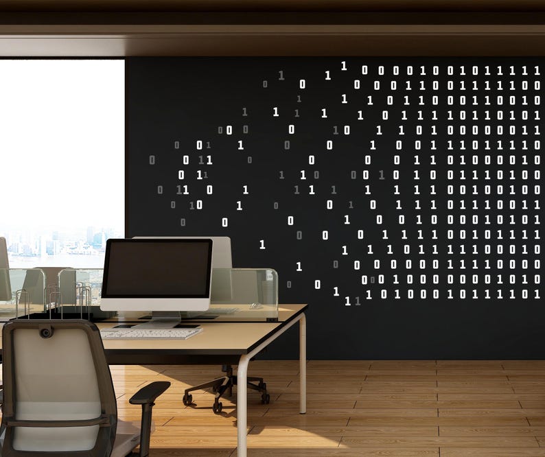 Puede incluir: Un entorno de oficina con un escritorio, una silla y una computadora. Una pared negra presenta un dise&ntilde;o de c&oacute;digo binario en blanco. La habitaci&oacute;n tiene una ventana grande y pisos de madera, creando un espacio de trabajo moderno.