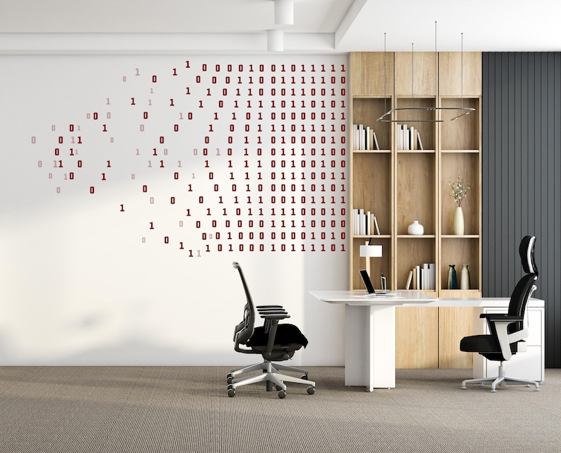 Puede incluir: Interior de oficina moderno con escritorio blanco, sillas negras y estanter&iacute;a de madera. Una pared presenta un dise&ntilde;o de c&oacute;digo binario rojo. La habitaci&oacute;n tiene un dise&ntilde;o minimalista con un port&aacute;til y libros.