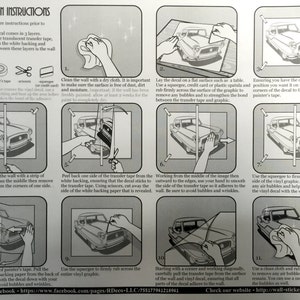 Może przedstawiać: Czarno-biała ilustracja zestawu instrukcji dotyczących naklejania winylowej naklejki ściennej. Instrukcje obejmują 11 krok&oacute;w z ilustracjami pokazującymi, jak nakleić naklejkę na ścianę.