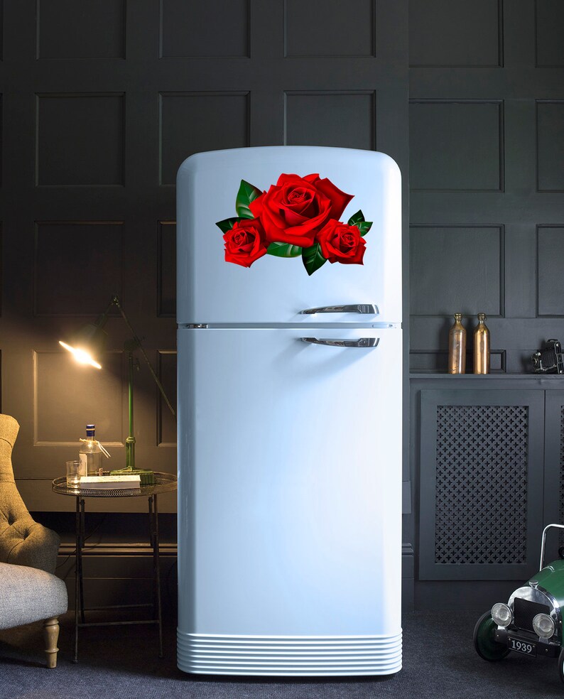 Puede incluir: Un refrigerador blanco con una calcoman&iacute;a de rosa roja en la puerta. El refrigerador tiene un compartimento congelador en la parte superior y un compartimento inferior para almacenar alimentos.