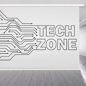 Puede incluir: Una pared blanca con las palabras "TECH ZONE" en letras negras en negrita. Un diseño de placa de circuito negro está a la izquierda del texto. El suelo es de tablones de madera grises.