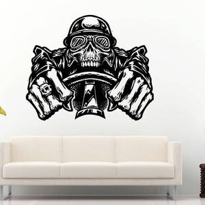 Puede incluir: Ilustración en blanco y negro de una calavera con casco conduciendo un coche. La calavera lleva gafas y tiene una expresión seria. Las manos de la calavera están agarrando el volante.