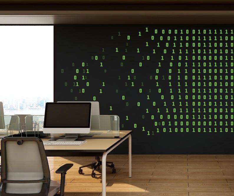 Puede incluir: Un entorno de oficina con un escritorio, una silla y una computadora. La pared presenta un fondo negro con un dise&ntilde;o de c&oacute;digo binario verde. El escritorio tiene un monitor de computadora, un teclado y una partici&oacute;n de vidrio transparente. El suelo es de madera.